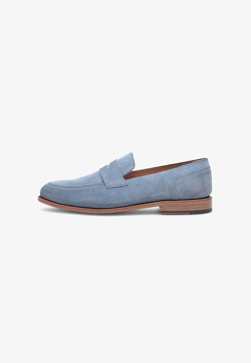Mocassins en daim bleu clair avec un design cousu et une semelle en bois plate. Présentent un bout légèrement arrondi et un style à enfiler.