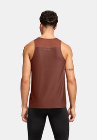 On PERFORMANCE - Top - auburn   ruby