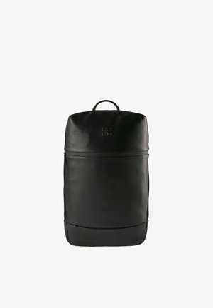 Mochila de cuero negro con un diseño minimalista, que cuenta con un bolsillo frontal con cremallera, una base texturizada y una asa superior para llevar.