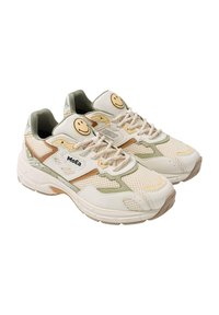 Hvite meshsneakers med grønne og gullfargede detaljer, med et smilende ansikt på tungen og en polstret krage for komfort. Tykk gummisåle.