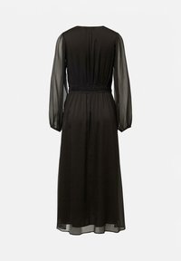 Schwarzes Kleid aus leichtem Stoff, mit langen transparenten Ärmeln, taillierter Taille und fließendem Rock, sowie einem runden Ausschnitt.