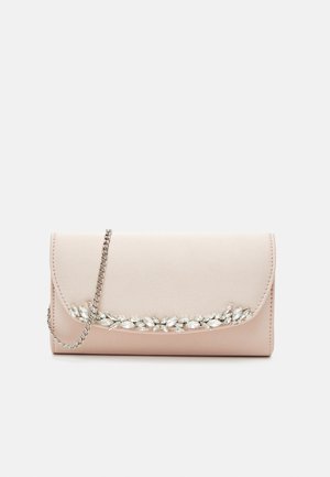 Pochette rose clair avec une chaîne en argent et des embellissements en cristal le long du bord du rabat, sur un fond blanc uni.