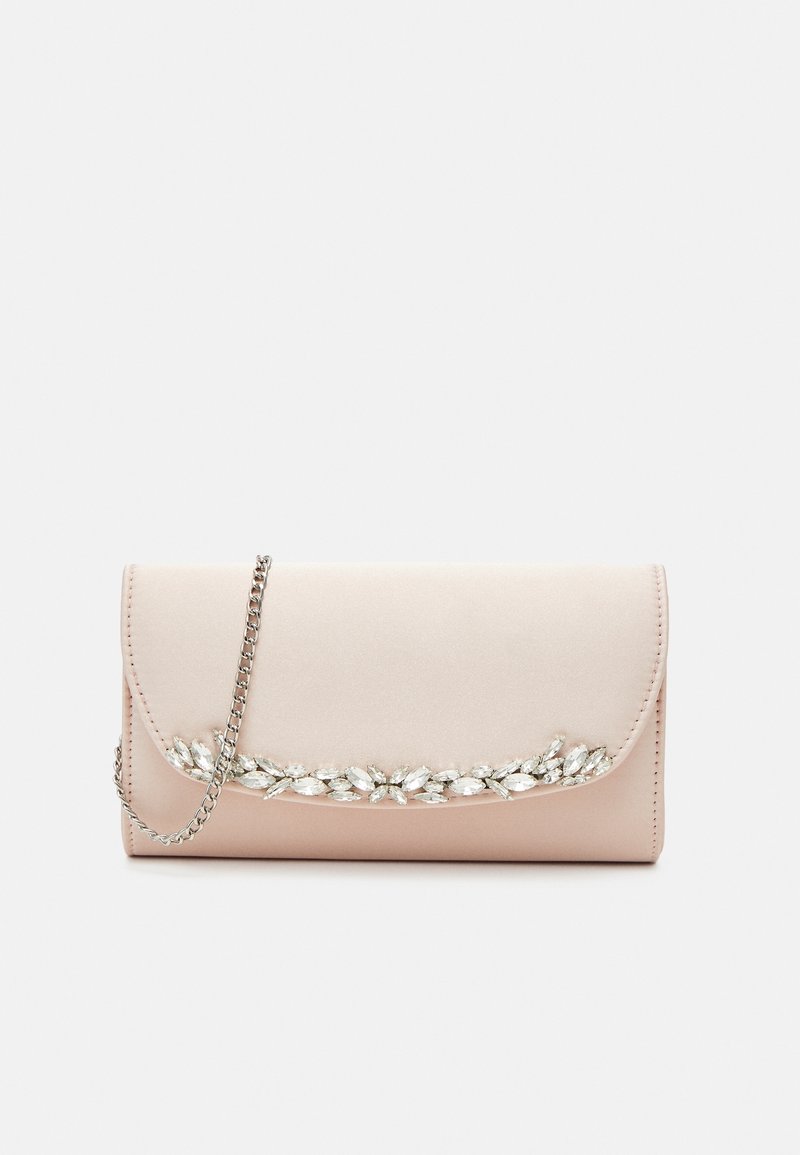 Pochette rose clair avec une chaîne en argent et des embellissements en cristal le long du bord du rabat, sur un fond blanc uni.