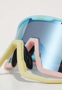 Sonnenbrille mit einem hellblauen Rahmen, verspiegelten Gläsern und mehrfarbigen Akzenten in Pink, Gelb und Schwarz an den Bügelgriffen.