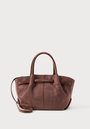 Braune Wildleder-Handtasche mit zwei Griffen und einem abnehmbaren Schultergurt. Sie verfügt über eine glatte Textur und ein kleines Logodetail auf der Vorderseite.