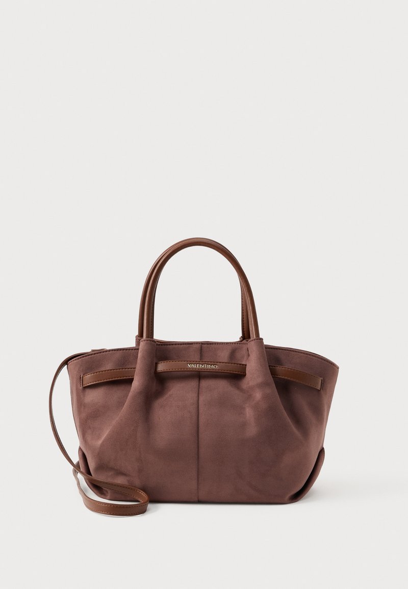 Bolsa de camurça castanha com alças duplas e uma alça de ombro destacável. Apresenta uma textura suave e um pequeno detalhe do logótipo na parte da frente.