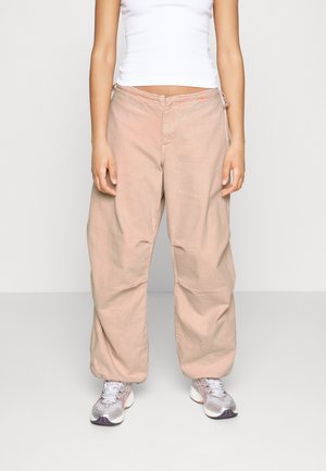 BDG Urban Outfitters BAGGY CARGO - Laza szabású farmerek - acid pink