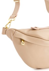 Beige lædertaske med en buet form, der har en lås i guldmetal og en lille kvadratisk accent. Glat tekstur med synlige sømme.