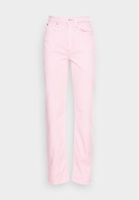 Vaqueros de tiro alto en rosa claro con un corte recto, que cuentan con dos bolsillos frontales y un cierre de un solo botón. Textura de mezclilla, costuras mínimas.