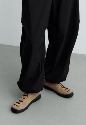 OYSHO, Baskets basses - natural