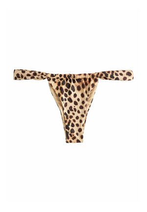 Slip de bikini cu imprimeu leopard, cu legături laterale și material adunat în talie, pe fundal alb simplu.