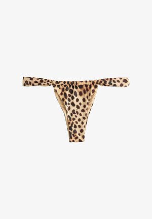 Leopárdmintás bikini alsó oldalt megkötős, a derékrészen ráncolt anyaggal, egyszínű fehér háttéren.