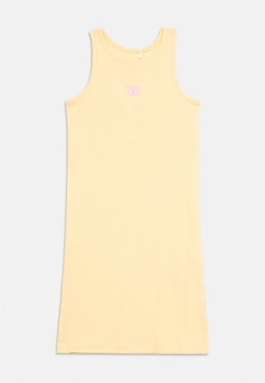 Robe jaune sans manches avec encolure ronde et petit papillon rose brodé au centre de la poitrine.