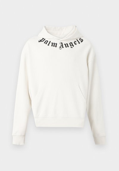 Sweat à capuche blanc avec poche avant et texte noir de style gothique "Palm Angels" incurvé sur la partie supérieure de la poitrine près de l'encolure.