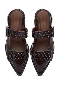 Tacones slingback de charol marrón con punteras puntiagudas, amplias correas con tachuelas y un detalle de hebilla rectangular. Plantillas texturizadas.