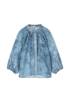 Blusa azul claro de manga larga con estampado floral, escote redondo, cierre frontal con botones y puños elásticos fruncidos.