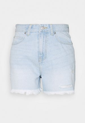 Lichtblauwe denim shorts met rafelige zomen, voorste knoop, zakken en subtiele distressed details op een effen achtergrond.