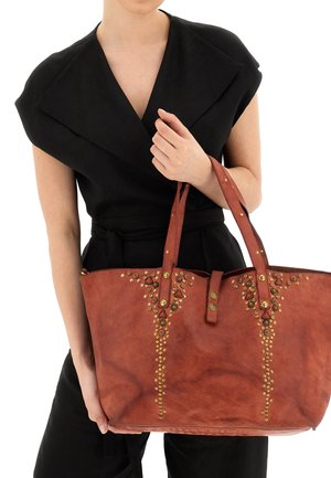 Borsa a tracolla in pelle rossa con finitura testurizzata, dotata di accenti in oro e rosso con borchie in motivi geometrici nella parte anteriore e doppi manici.