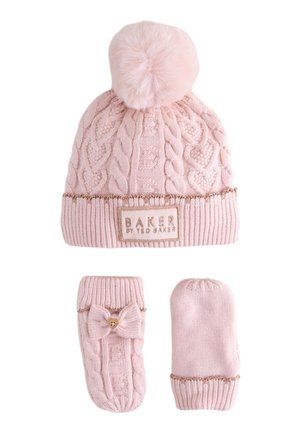 Rožinė, megzta megztinė kepurė su pomponu viršuje, papuošta auksine juostele. Komplekte yra ir derančios pirštinės su kaspinu ir aukso akcentais.