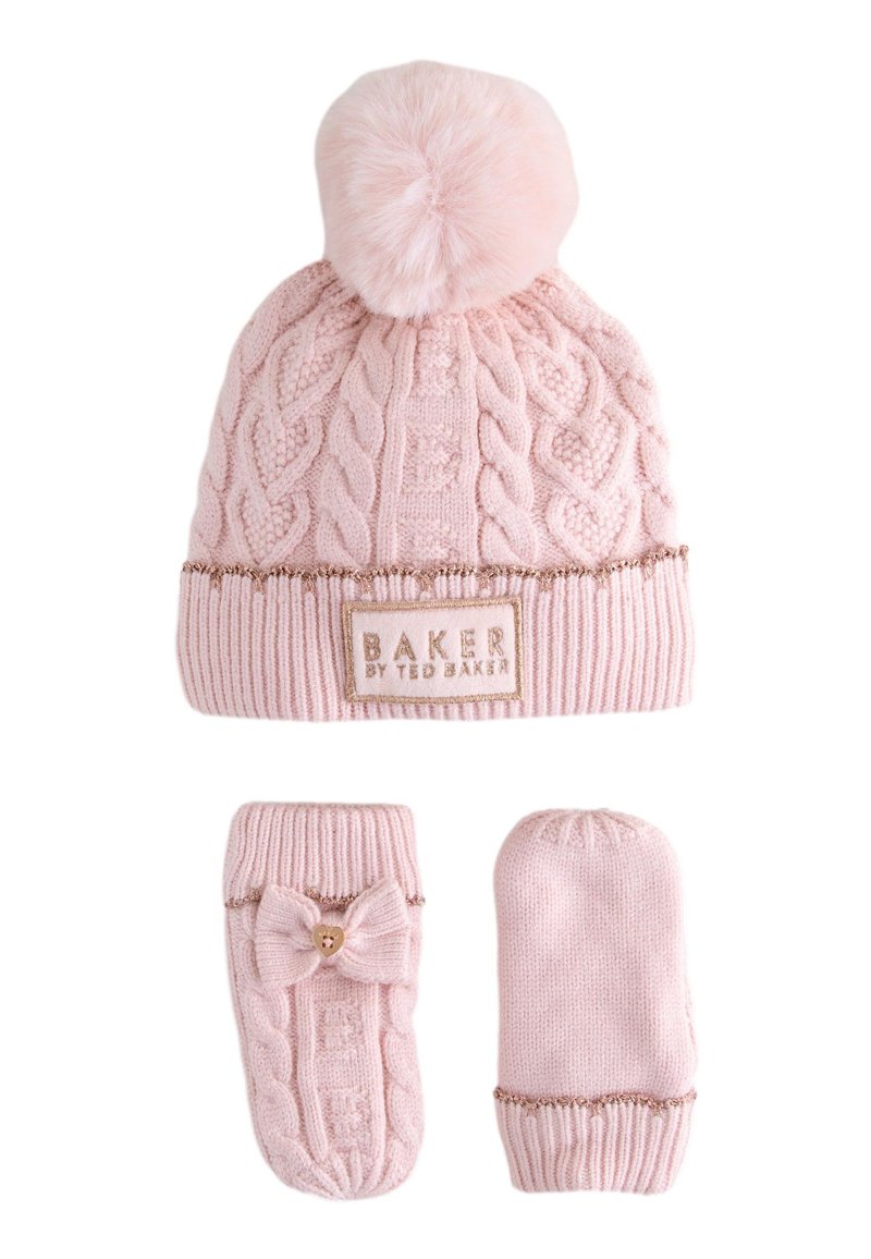 Lyserød strikket hue med pompon på toppen, pyntet med et gyldent bånd. Inkluderer matchende vanter med sløjfe og gyldne detaljer.