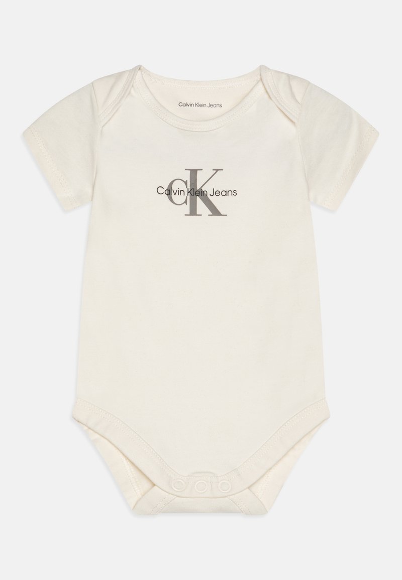 Kortermet kremfarget baby bodysuit laget av bomull, med en subtil grå "CK" logo og trykknapper nederst for enkel påkledning.