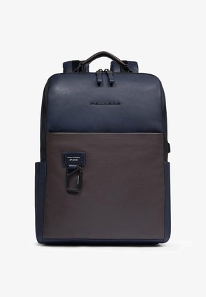 Rechthoekige tweekleurige rugzak van marineblauw en bruin leer met bovenhandvat, voorrits, schouderbanden en metalen karabijnhaak bevestigd.