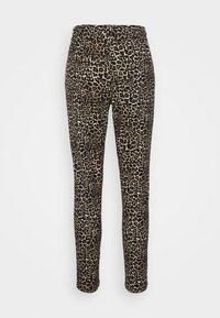 Calças com estampa de leopardo, apresentando uma cintura elástica, corte justo e uma textura de tecido suave em tons de castanho e preto.
