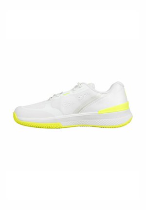 Baskets de sport blanches avec des accents jaunes. Dotées d'une tige en maille, d'une semelle rembourrée et d'un relief texturé pour l'adhérence. Design à lacets.
