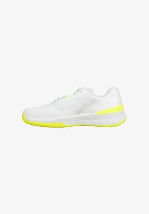 Baskets de sport blanches avec des accents jaunes. Dotées d'une tige en maille, d'une semelle rembourrée et d'un relief texturé pour l'adhérence. Design à lacets.