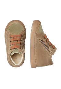 Brązowe i zielone sneakersy zamszowe dla małych dzieci z pomarańczowymi sznurówkami i bocznymi zamkami, prezentowane z widoków z góry i z boku.