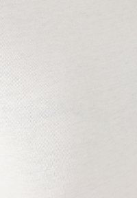 Tessuto a maglia grigio chiaro con una sottile texture a coste, caratterizzato da cuciture uniformi e una superficie liscia. Nessun motivo o accento visibile.