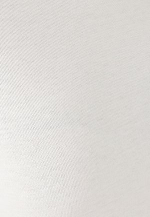 Tejido de punto gris claro con una sutil textura acanalada, presentando costuras uniformes y una superficie suave. Sin patrones o acentos visibles.