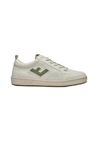 Basket en cuir blanc avec un accent logo vert, surface texturée et semelle en caoutchouc. Dispose d'un design à lacets et d'un collier rembourré.