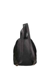 Schwarzer Leder-Rucksack mit strukturiertem Finish, doppelten Schulterriemen und goldenen Hardware-Akzenten. Geformt mit einer Kurve und seitlichen Taschen.