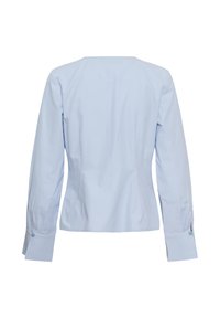 Chemise bleu clair à manches longues avec poignets boutonnés, vue arrière visible, et taille cintrée sur fond blanc.