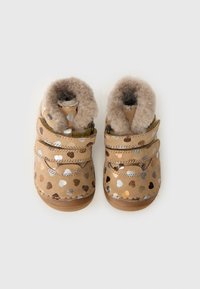 Tan suede småbarnsko med en myk, fluffy fôr, med metalliske hjerte mønstre og borrelås for enkel bruk.