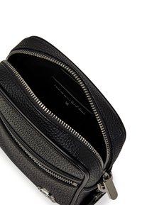 Zwarte leren tas met een textuur oppervlakte, dubbele ritsen, zilverkleurige accenten en een binnenlabel. Compact ontwerp, geschikt voor kleine items.