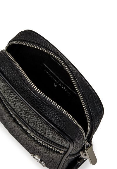 Sac en cuir noir avec une surface texturée, fermetures éclair doubles, quincaillerie en argent et une étiquette intérieure. Design compact adapté aux petits objets.