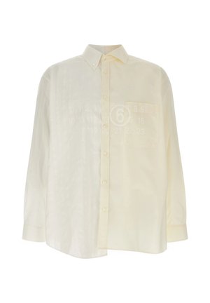 Camisa de botones de manga larga color blanco hueso con cuello puntiagudo y bolsillo en el pecho, mostrada sobre un fondo blanco liso.