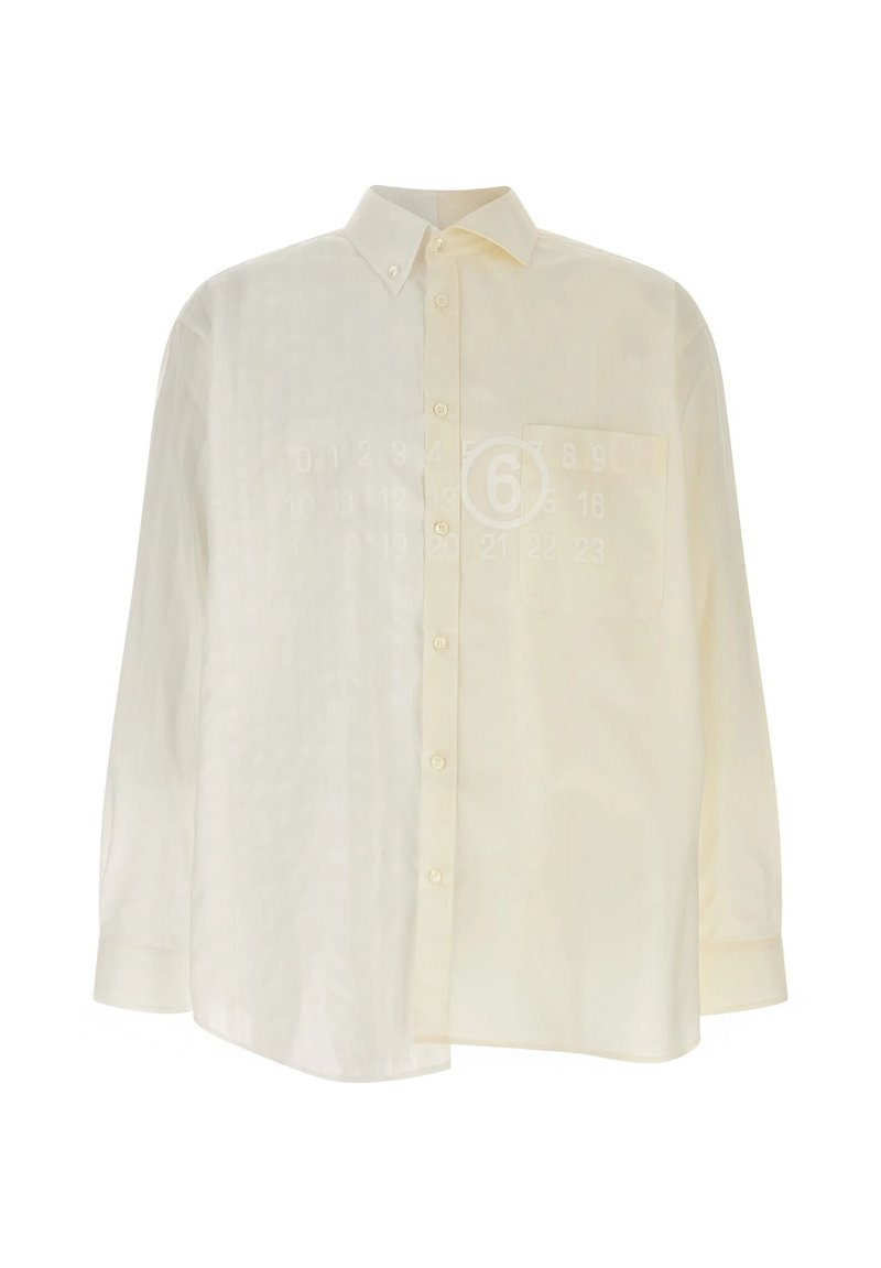 Camicia a maniche lunghe color avorio con bottoni, colletto a punta e taschino sul petto, mostrata su uno sfondo bianco neutro.