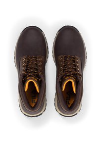 Botas de cuero marrón con acentos naranjas, cordones redondos, cuello acolchado y una suela texturizada para un mejor agarre. Diseñadas para ser duraderas.