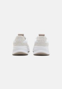 Tommy Hilfiger CHUNKY FEMININE RUNNER HARDWARE - Tossud - white