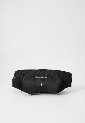 Cinturón de correr negro fabricado en tejido ligero. Cuenta con un bolsillo frontal con cremallera y lados de malla para transpirabilidad. Incluye acentos reflectantes.