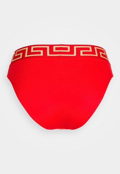 Červené bikiny s širokým zlatým geometrickým vzorem na pase. Vyrobeno z hladkého, elastického materiálu; má klasický střih a bezešvý design.