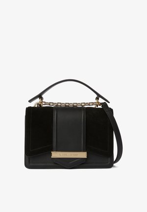 Svart läderhandväska med mockadetaljer, guldfärgad hårdvara, strukturerad design, topphandtag och avtagbar axelrem.