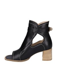 Zwarte leren open teen enkelboot met uitgesneden zijkanten, witte stiksels, banddetail en een gestapelde houten blokhak.