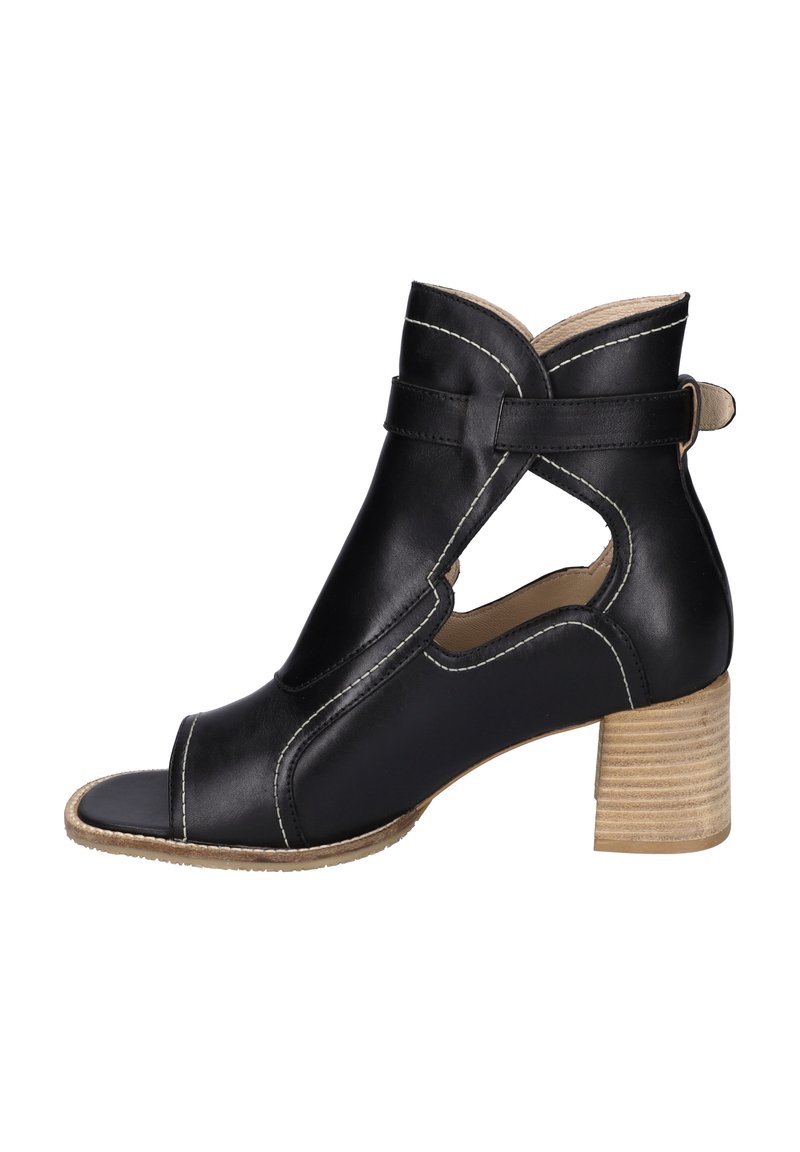 Zwarte leren open teen enkelboot met uitgesneden zijkanten, witte stiksels, banddetail en een gestapelde houten blokhak.