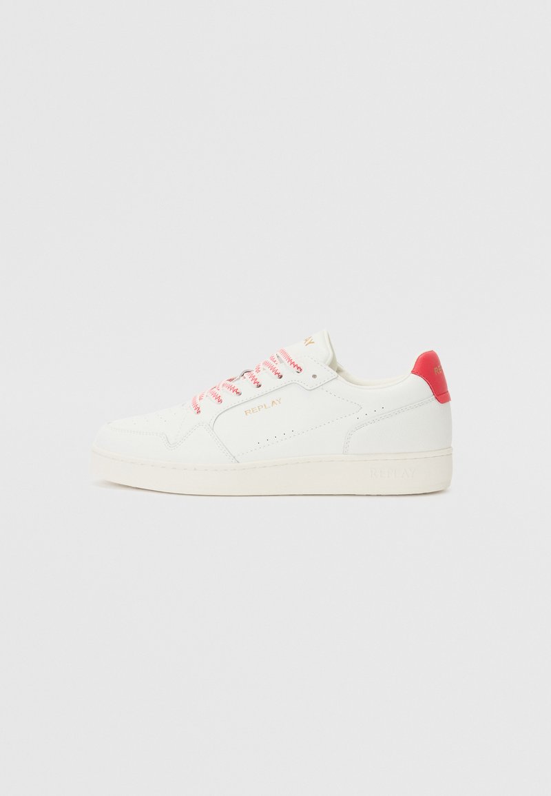 Sneakers din piele albă cu accent roșu pe călcâi și șireturi roz în dungi. Prezintă o suprafață netedă și un logo embosat pe lateral.