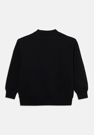 Μαύρο φούτερ με μακριά μανίκια και στρογγυλή λαιμόκοψη, εμφανιζόμενο από πίσω, με ριμπ μανσέτες και τελείωμα, σε απλό λευκό φόντο.