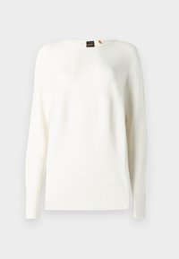 Biały sweter z długim rękawem wykonany z miękkiego materiału. Ma szeroki dekolt i prążkowane mankiety. Metka z tyłu pokazuje nazwę marki "BOSS" z pomarańczowym akcentem.